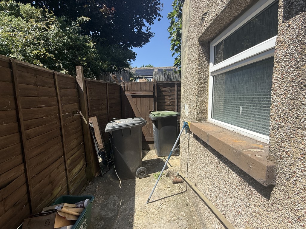 Lot: 5 - END-TERRACE HOUSE IN NEED OF IMPROVEMENT - Rear Yard of House in need of refurbishment